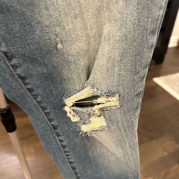 Universal Thread Jeans 10/30R Light Wash Distressed - Picture 2 of 6
